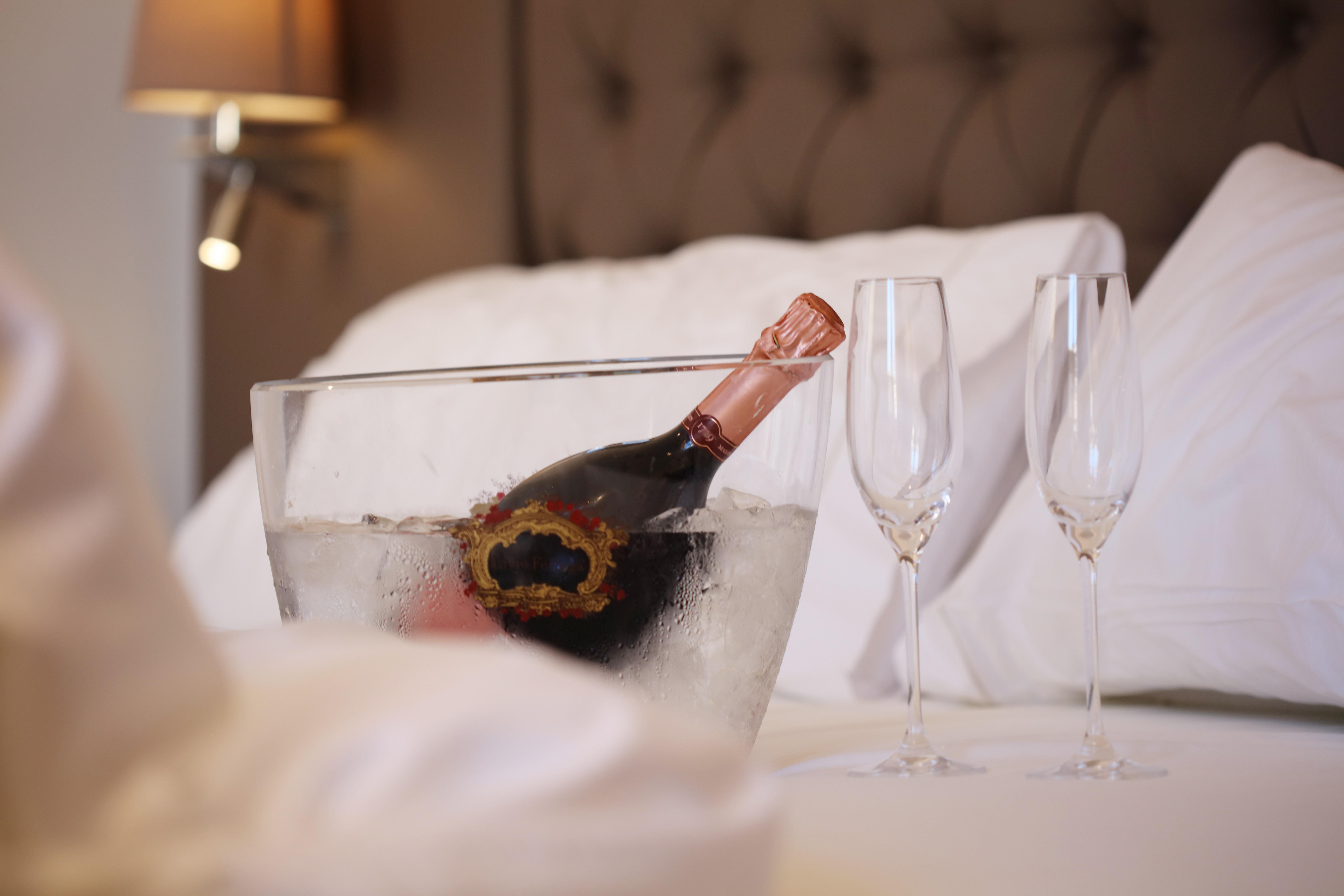 Bo Hotel Palma ภายนอก รูปภาพ A bottle of Champagne in a bucket of ice