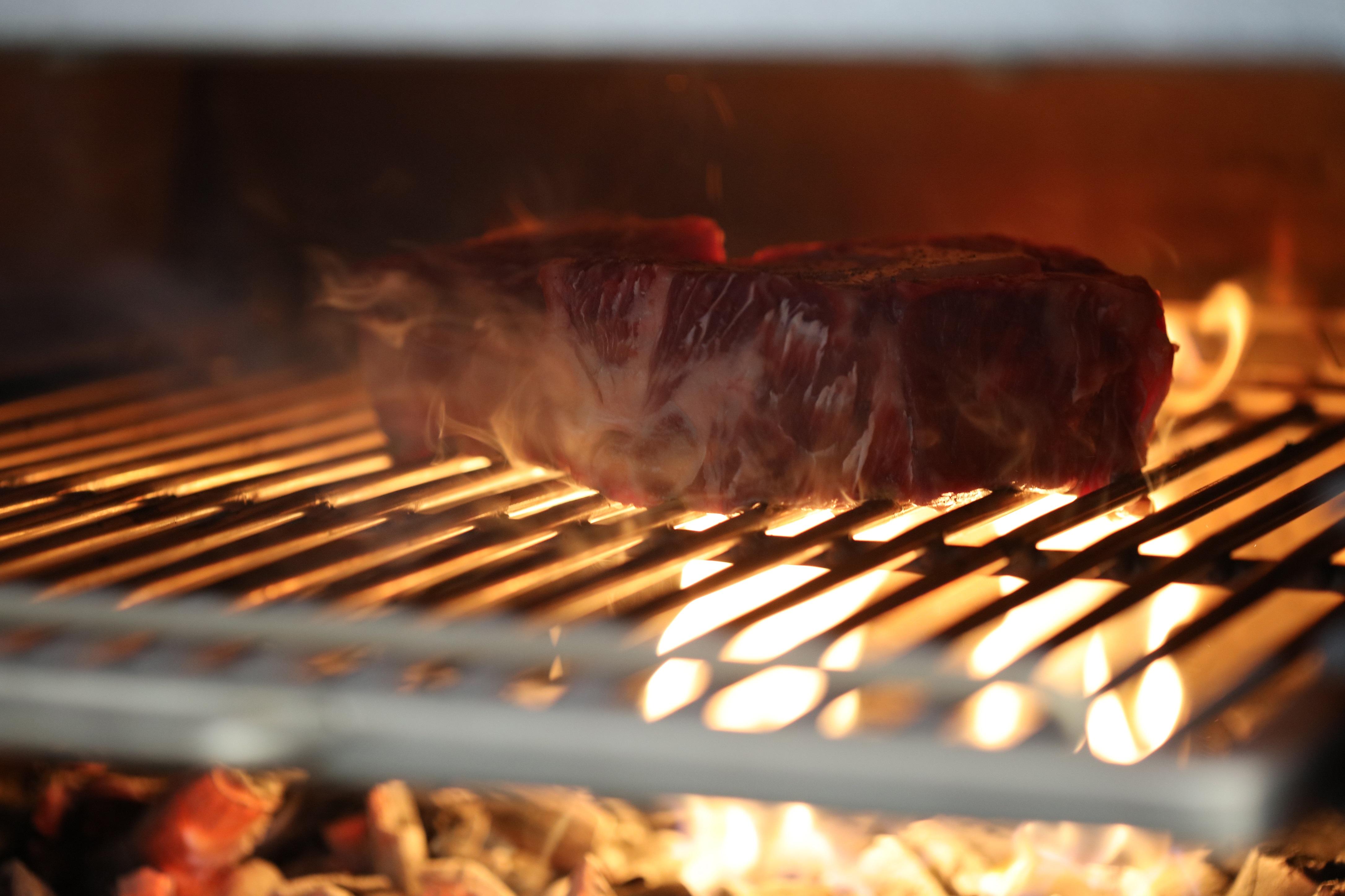 Bo Hotel Palma ภายนอก รูปภาพ A steak being cooked on a barbecue.