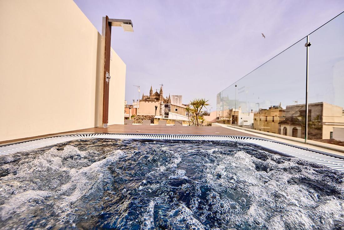 Bo Hotel Palma ภายนอก รูปภาพ Hot tub on the rooftop