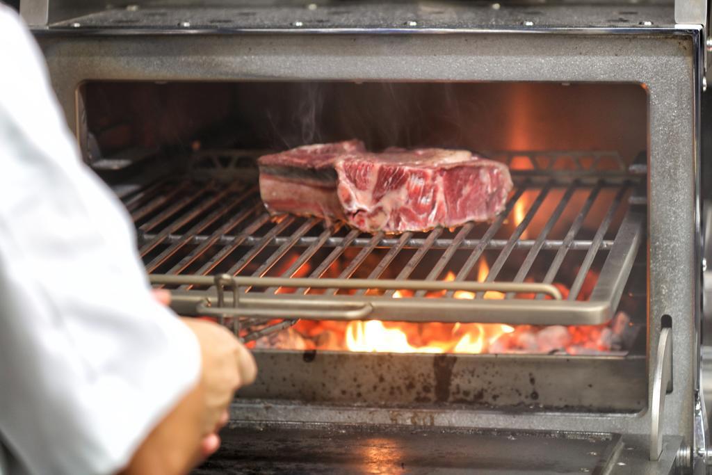Bo Hotel Palma ภายนอก รูปภาพ A steak being cooked on a barbecue